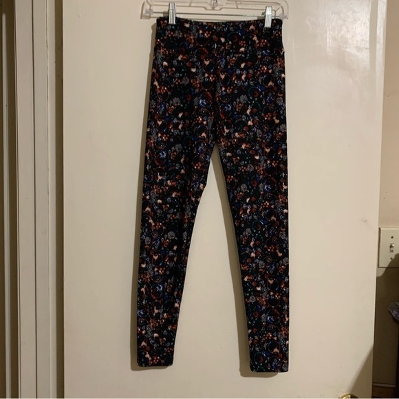 LulaRoe Soft Festive/Floral print leggings. One Size - Picture 5 of 14